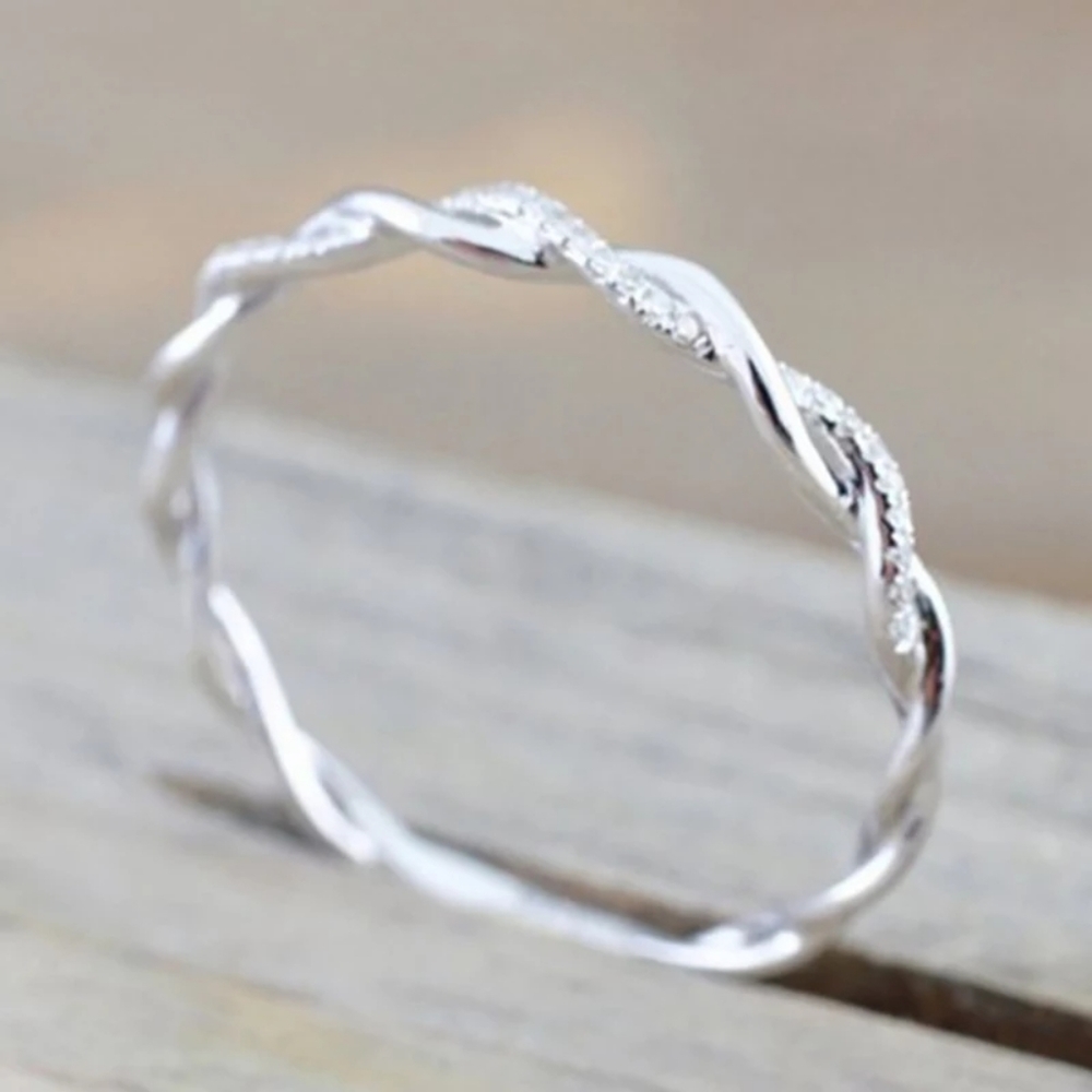 Elegant Silver Twisted Band Ring